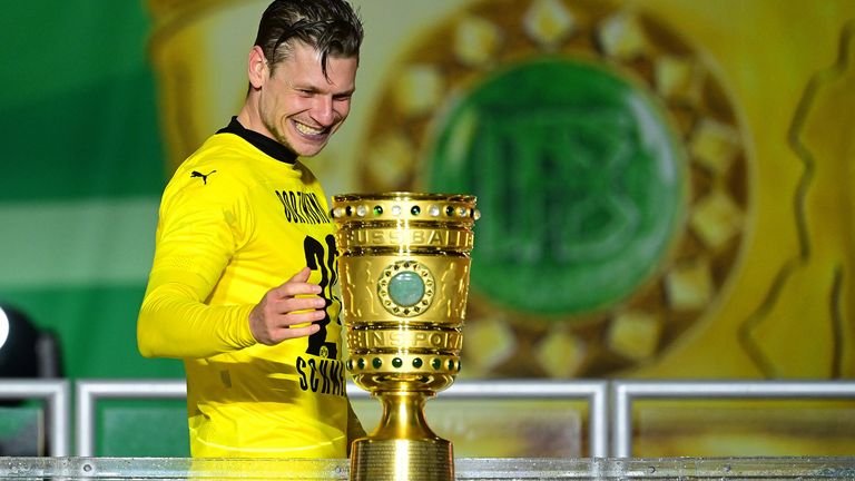 Lukas Piszczek (Borussia Dortmund): Mit Tränen in den Augen nach dem Pokal-Erfolg, beendet er seine Karriere in Deutschland. Fortan spielt er bei seinem Heimatverein LKS Goczalkowice in Polen.