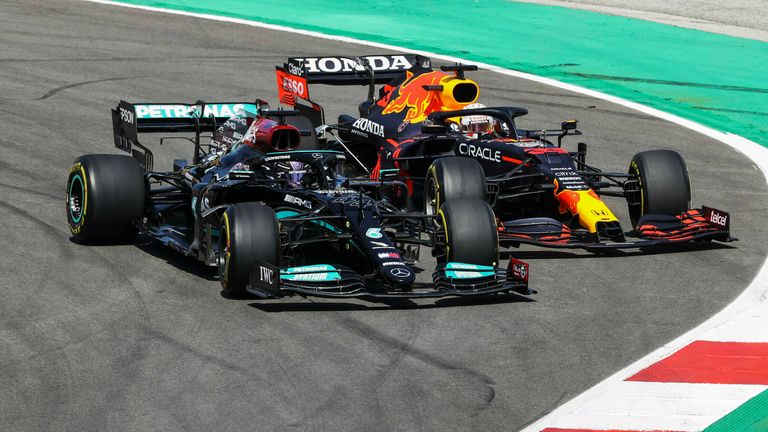 Max Verstappen (r.) und Lewis Hamilton (l.) werden sich auch in Barcelona wieder auf der Strecke duellieren.