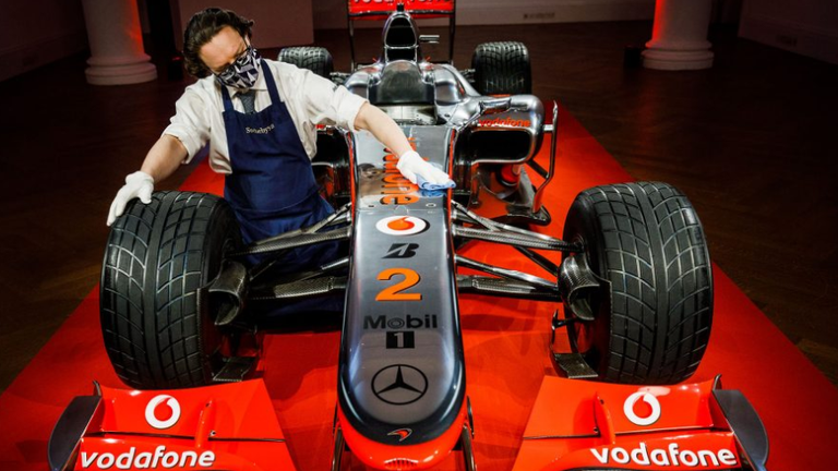 Der McLaren MP4-25A von 2010 von Lewis Hamilton kommt unter den Hammer (Quelle: formula1.com). 