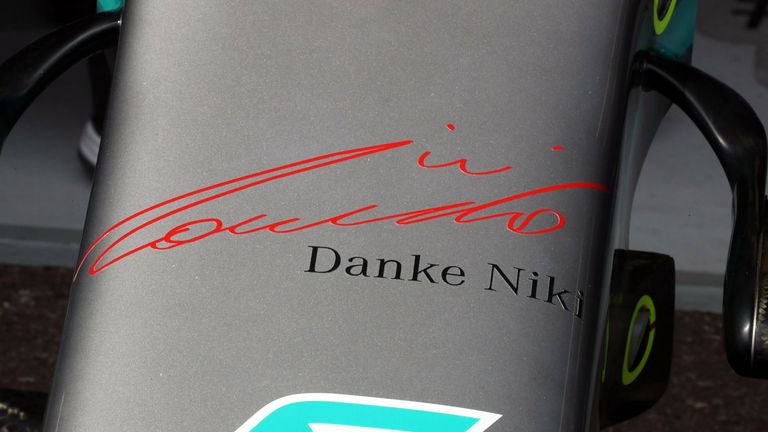 2019 dachte Mercedes an den kurz vor dem Monaco-GP verstorbenen Niki Lauda. &#39;&#39;Danke Niki&#39;&#39; und die Unterschrift des verstorbenen Österreichers sind auf der Nase des Autos verewigt.