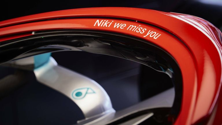 Auf dem roten Halo des Mercedes war der Spruch ''Niki, wir vermissen dich'' zu lesen. 