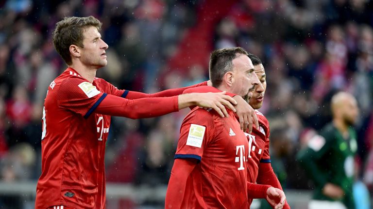 Angriff: Thomas Müller (FC Bayern) / Franck Ribery (Florenz, früher FC Bayern)
Kroos: "Da habe ich geschwankt zwischen Thomas Müller und Franck Ribery. Da machen wir mal so einen Slash dazwischen. Da spielt jeder eine Halbzeit."