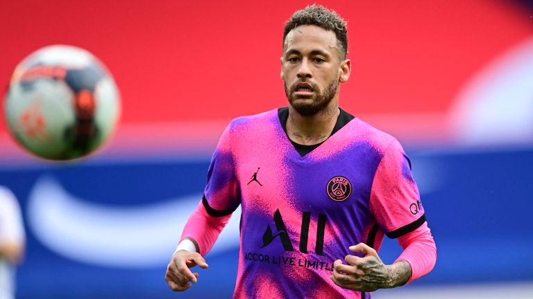 Neymar (Paris Saint-Germain): Der Brasilianer hat einen neuen Vertrag vorliegen, zögert aber noch. Er habe keinen Druck zu unterzeichnen, da der Kontrakt noch bis 2022 datiert ist, sagte er im Interview mit Sky Sport. 