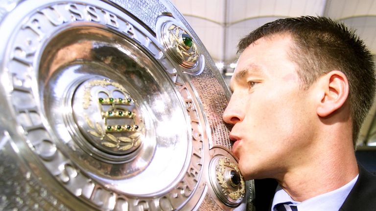 Patrik Andersson küsst nach seinem entscheidenden Treffer für den FC Bayern in Hamburg die Meisterschale.