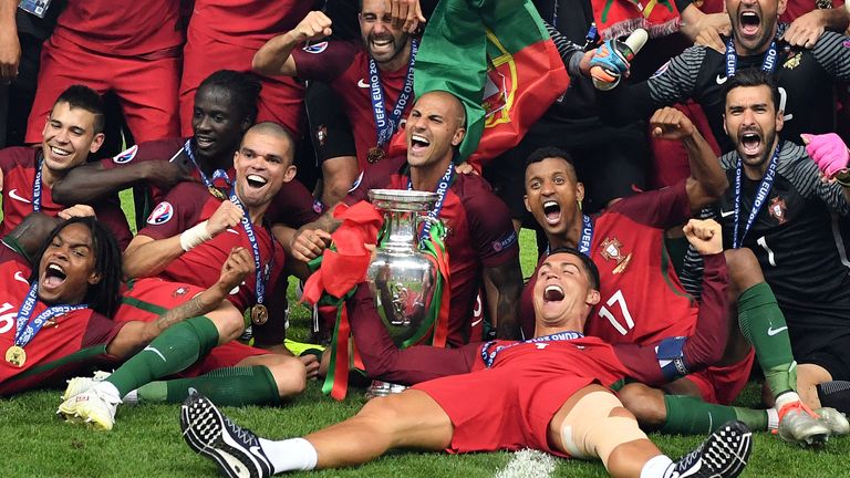 2016: Portugal besiegt Frankreich im eigenen Land im Finale mit 1:0 und wird zum ersten Mal Europameister. Und das obwohl Cristiano Ronaldo verletzt zusehen muss. Eder erzielt den krönenden Treffer und wird zum gefeierten Helden.