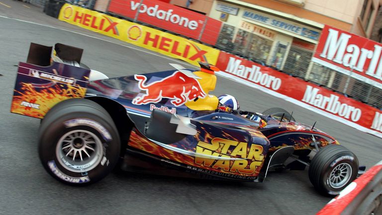 Beim GP von Monaco im Jahr 2005 wartet Red Bull in einem ganz besonderen Design auf. Als Werbung für den dritten Teil der Filmreihe tritt der Rennstall im Star-Wars-Look auf. Hier David Coulthard in der Rascasse-Kurve.
