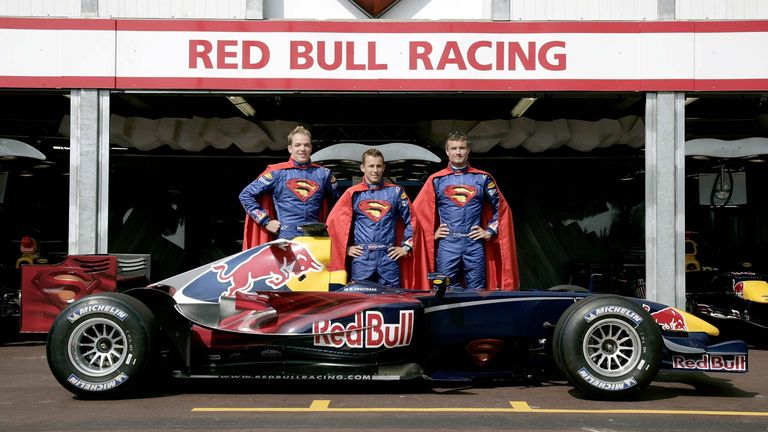 Nur ein Jahr später (2006) wirft sich Red Bull erneut in Schale, diesmal aber nicht im Star-Wars- sondern im Superman-Outfit. Neben den Fahrern - unter anderem David Coulthard (r.) - die im Superman-Outfit inklusive Umhang auftreten ...