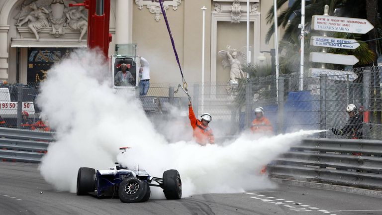800 – Vor elf Jahren wurde nach einem Crash von Rubens Barrichello ein möglicher Brand verhindert. Beim Grand Prix von Monaco wurden 800 Feuerlöscher installiert – alle 15 Meter steht einer parat.
Feuerlöscher wurden installiert. Alle 15 Meter einer.