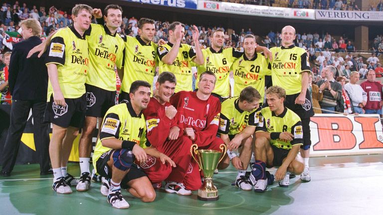 Beim SC Magdeburg spielte er u.a. zusammen mit Sky Experte Stefan Kretzschmar (hintere Reihe, 2. von rechts) und sammelte dort insgesamt sechs Titel, darunter eine Deutsche Meisterschaft und einen DHB-Pokal-Sieg.