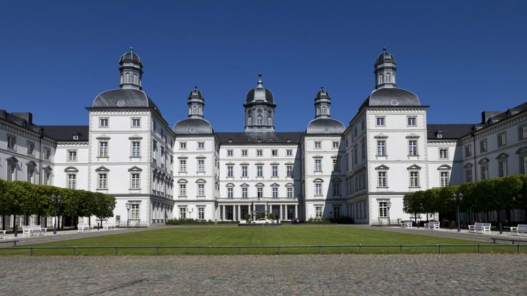 1. FC Köln: Die Kölner werden sich im Grandhotel Schloss Bensberg (5 Sterne) in Bergisch Gladbach einquartieren und dort die einzigen Gäste sein.