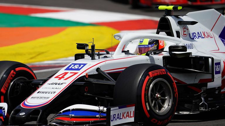 Mick Schumacher gelingt sein erster Überholmanöver in der Formel 1.