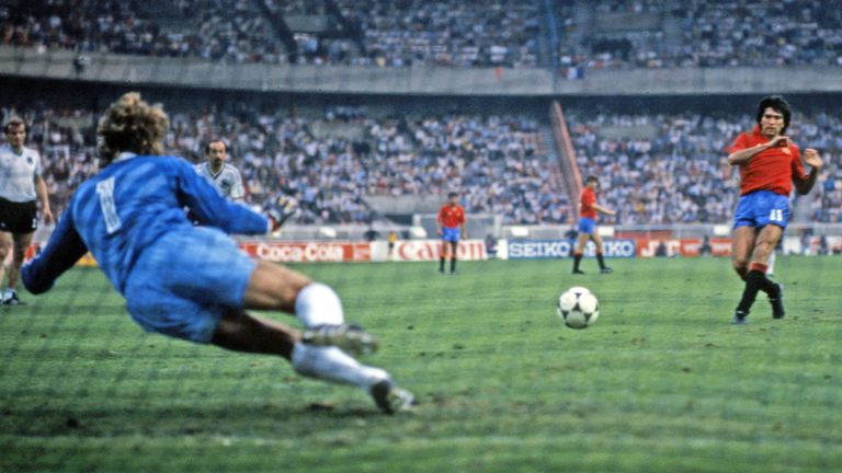 1984: Tango Mundial. Zum ersten Mal ist es kein Lederball mehr gewesen. Auch das EURO-Logo war neu. Hier verschießt Francisco Carrasco einen Elfmeter gegen Deutschland.