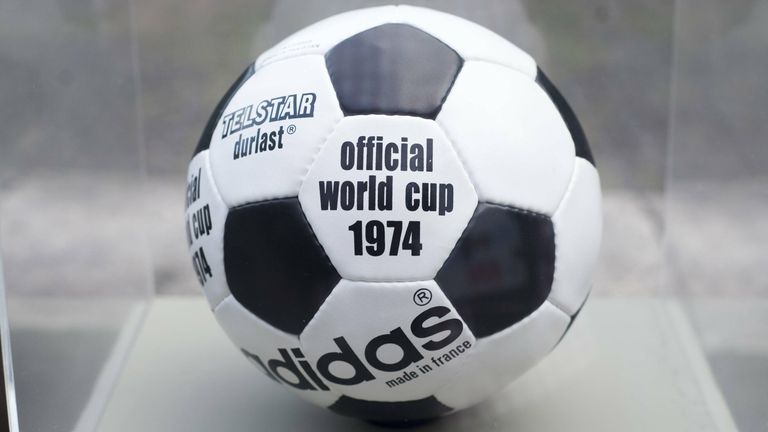 1976: Telstar Durlast. Vier Jahre später hieß das Spielgerät gleich und hatte nur wenige Updates. Auch bei der WM 1970 und 1974 wurde das Modell verwendet.