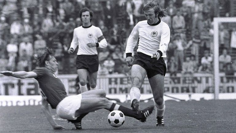 1972: Telstar Durlast. Der Spielball bei der ersten Europameisterschaft, die Deutschland je gewinnen konnte, war eine Überarbeitung der Vorgänger-Version. Eine neue Oberfläche sollte wasserabweisend sein.