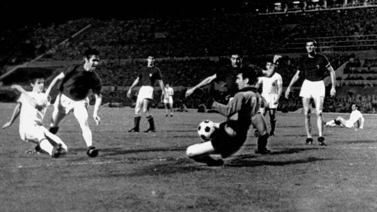 1968: Telstar Elast. Beim Finale zappelte der Ball zwei Mal im Netz von Jugoslawien. Italien sicherte sich den Titel. Benannt ist das Spielgerät nach dem Kommunikations-Satelliten.