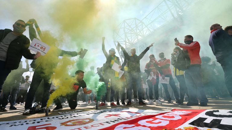 Fans von Manchester United protestieren vor dem Duell mit dem FC Liverpool.