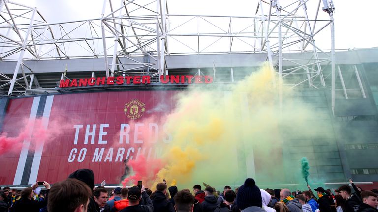 Fans von Manchester United protestieren vor dem Duell mit dem FC Liverpool.