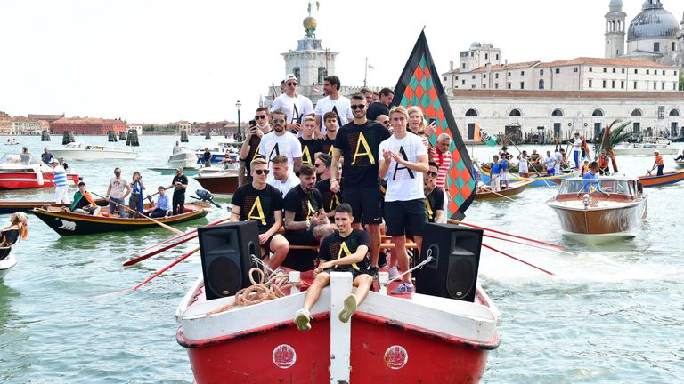 Aufstiegsfeierlichkeiten der besonderen Art: Die Spieler des italienischen Traditionsklubs schippern gelassen durch die Kanäle der Stadt.