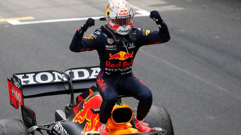 Max Verstappen gewinnt erstmals in Monaco.