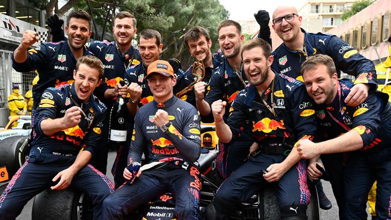 Während Red Bull mit Max Verstappen (vorne) in Monaco siegt und die WM-Führung übernimmt, erlebt Mercedes (hinten) ein Alptraum-Wochenende. 