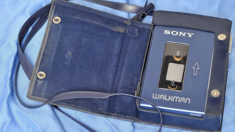 Ein Jahr vor Werders Abstieg kam der erste Walkman auf den Markt. 498 Mark (umgerechnet 249 Euro) kostete der tragbare Schallplattenspieler, der große Beliebtheit genoß. An MP3-Player hatte damals noch keiner gedacht.
