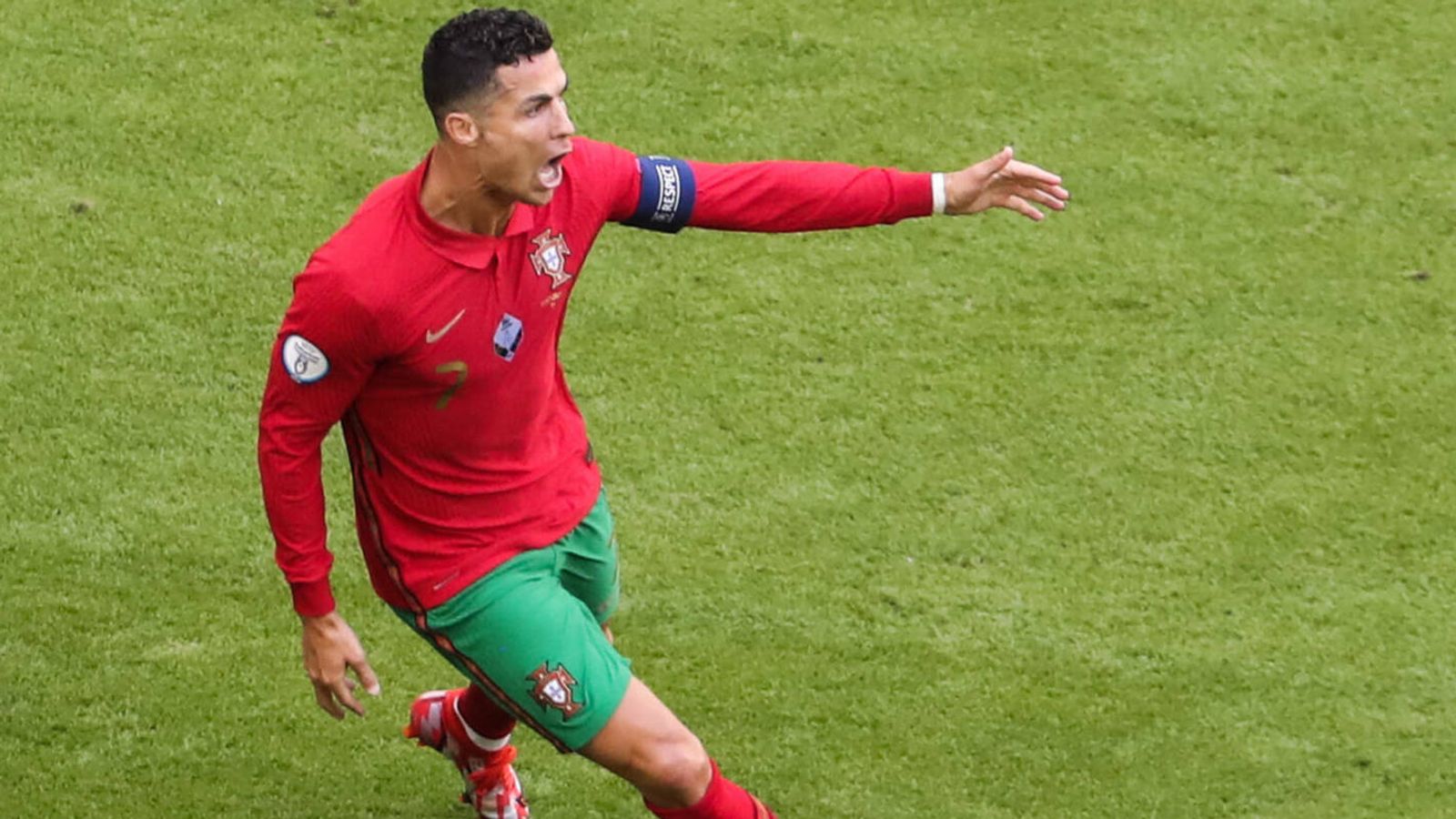 EURO 2020 news: Cristiano Ronaldo reaches over 300 million Instagram followers |  Soccer News