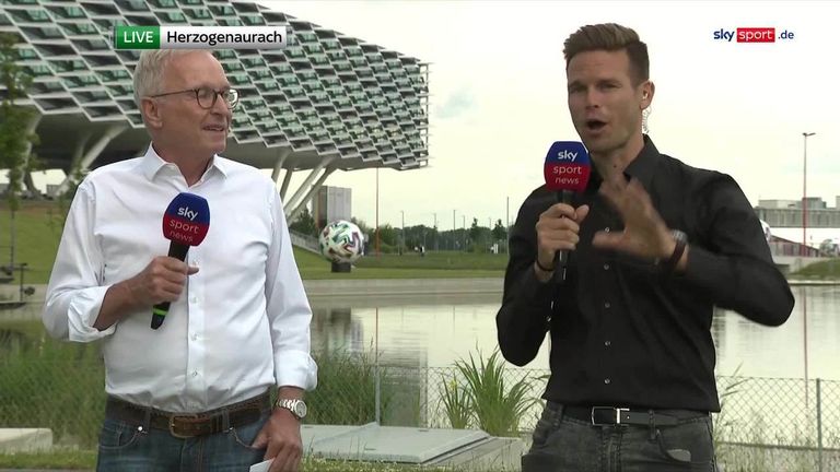 Dfb Video Die Sky Reporter Erklaren Die Zimmeraufteilung Bei Der Nationalmannschaft Fussball News Sky Sport