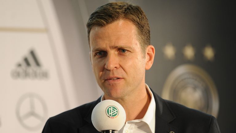 Oliver Bierhoff gratuliert der U 21.