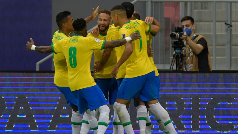 Neymar feiert mit Teamkollegen nach dem zweiten Tor seiner Mannschaft während eines Spiels der Gruppe B zwischen Brasilien und Venezuela im Rahmen der Copa America 2021 im Mane Garrincha Stadion in Brasilia, Brasilien.