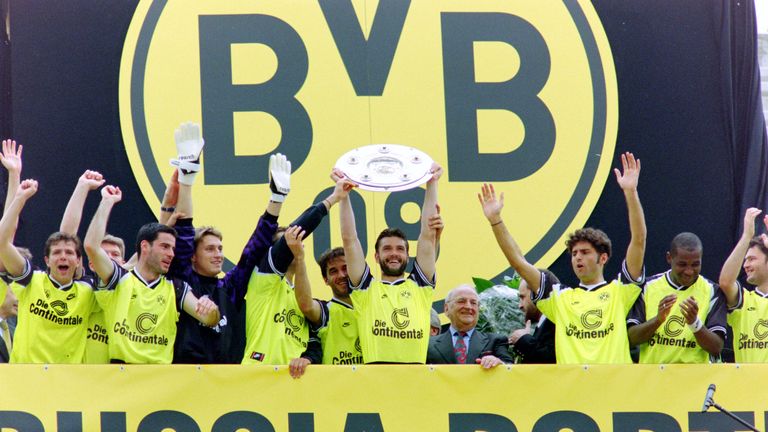 ... sicherte sich Borussia Dortmund um den heutigen Sportdirektor Michael Zorc (hier mit Schale) die Deutsche Meisterschaft in der Bundesliga.