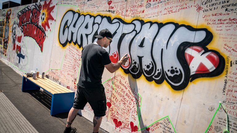 Hunderte Menschen haben eine weiße Wand mit Graffiti und Genesungswünschen für Christian Eriksen bemalt.
