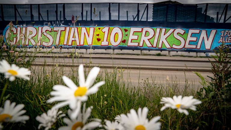 Graffiti und Grußbotschaften für Christian Eriksen schmücken mitten in Kopenhagen eine Wand.