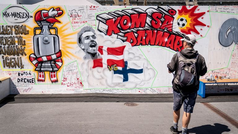 Hunderte Menschen haben eine Wand mit Graffiti und Genesungswünschen für Christian Eriksen bemalt.