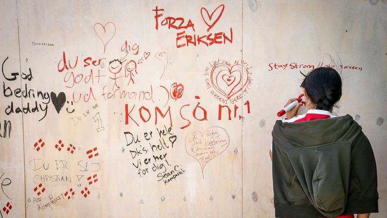 Hunderte Menschen haben eine Wand mit Graffiti und Genesungswünschen für Christian Eriksen bemalt.