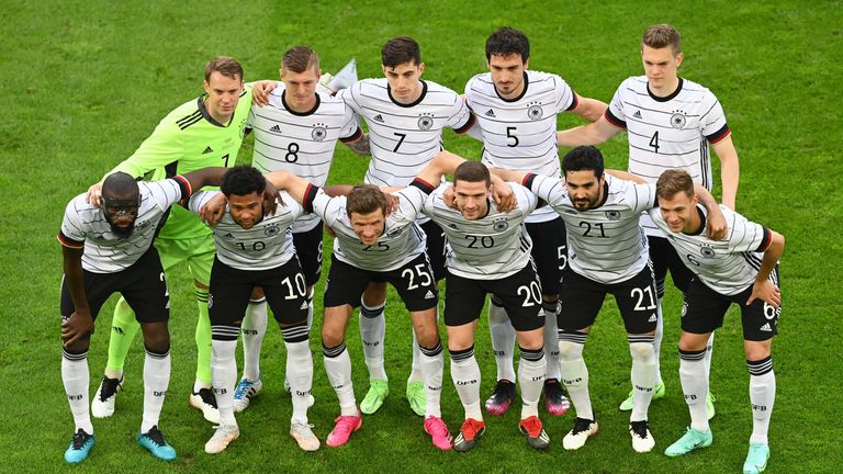 Die DFB-Startelf gegen Lettland: 1 Neuer - 4 Ginter, 5 Hummels, 2 Rüdiger - 6 Kimmich, 8 Kroos, 21 Gündogan, 20 Gosens - 7 Havertz, 25 Müller, 10 Gnabry.