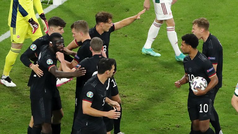 EM 2021: Die Vorrunde überstehen die Deutschen dank eines Siegs gegen Portugal und einem Remis gegen Ungarn. Berauschend waren die Auftritte nicht, im Achtelfinale watet England...