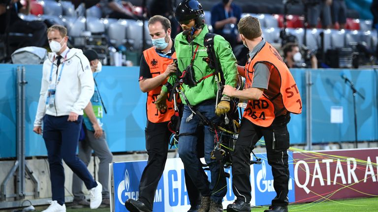 Der Mann landete unmittelbar vor dem Anpfiff der Begegnung mit Weltmeister Frankreich auf dem Rasen der Münchner Arena und wurde dann abgeführt.