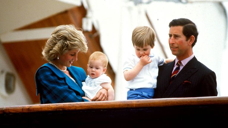 ... wurden nach 15 Jahren Ehe Prinzessin Diana und Prinz Charles (hier bin den beiden Söhnchen Harry und Williams) am 28. August 1996 geschieden.