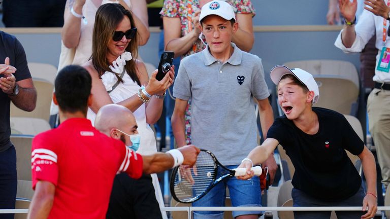 Nach seinem French-Open-Sieg verschenkte Novak Djokovic seinen Schläger an einen Jungen, der sein Glück kaum fassen konnte.