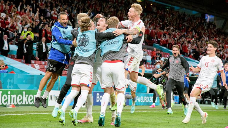 Trotz zweier Niederlagen zieht Dänemark als Gruppenzweiter ins Achtelfinale ein. Mit solch einer schlechten Bilanz schaffte es noch nie ein Team bei einer Europameisterschaft unter die besten zwei Mannschaften einer Gruppe.