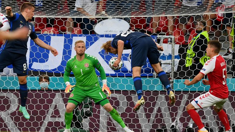 EURO 2020 News: Dänemark verliert zum Auftakt gegen ...