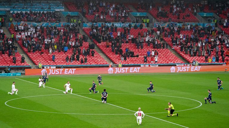Erzfeinde auf dem Platz, in der Sache vereint: England und Schottland gehen gemeinsam aufs Knie - für mehr Vielfalt.