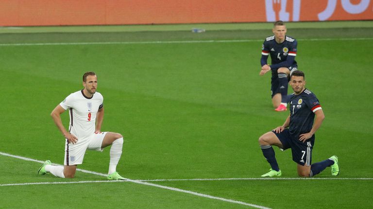 Erzfeinde auf dem Platz, in der Sache vereint: England und Schottland gehen gemeinsam aufs Knie - für mehr Vielfalt.