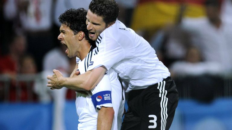 Zwei Jahre später ist Jogi Löw bei der EURO in Österreich und der Schweiz Cheftrainer. Nach einem 2:0 gegen Polen und einem 1:2 gegen Kroatien muss das Spiel gegen Co-Gastgeber Österreich die Entscheidung bringen.