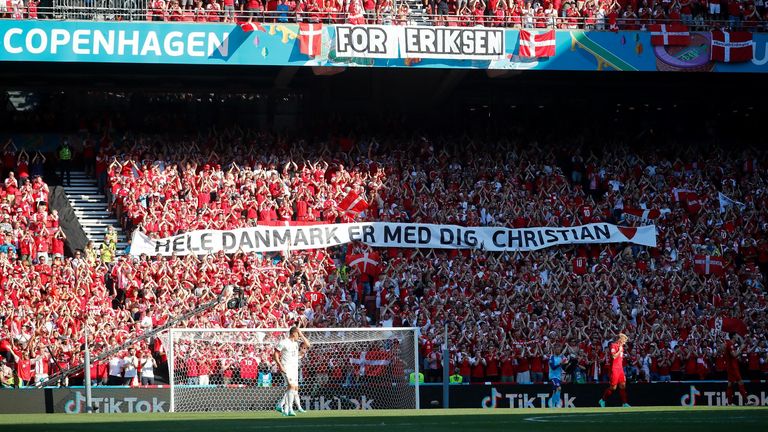 Gänsehaut-Momente! Fans, Spieler und Verantwortliche huldigen Christian Eriksen. 