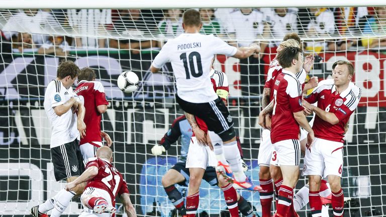 EURO 2012 in Polen und der Ukraine. Nach dem 1:0 im ersten Spiel gegen Portugal und einem 2:1-Erfolg gegen die Niederlande heißt der dritte Gegner im ukrainischen Lviv Dänemark. Lukas Podolsi erzielt die Führung, doch Michael Krohn-Dehli gleicht aus.