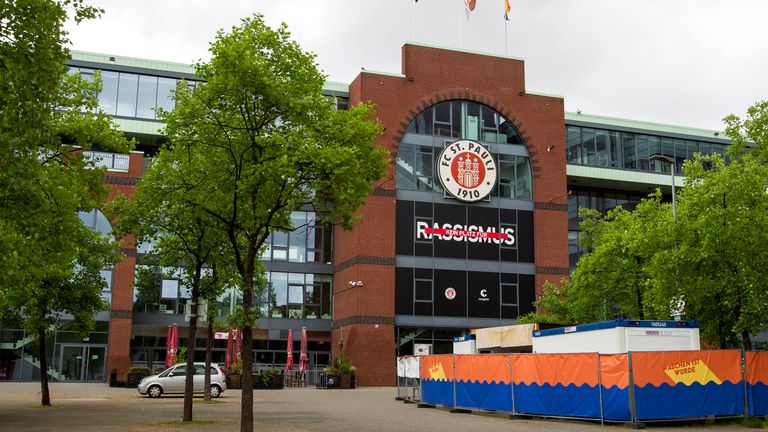 Der FC St. Pauli will Plastikflaschen zu Sonnenbrillen verarbeiten.