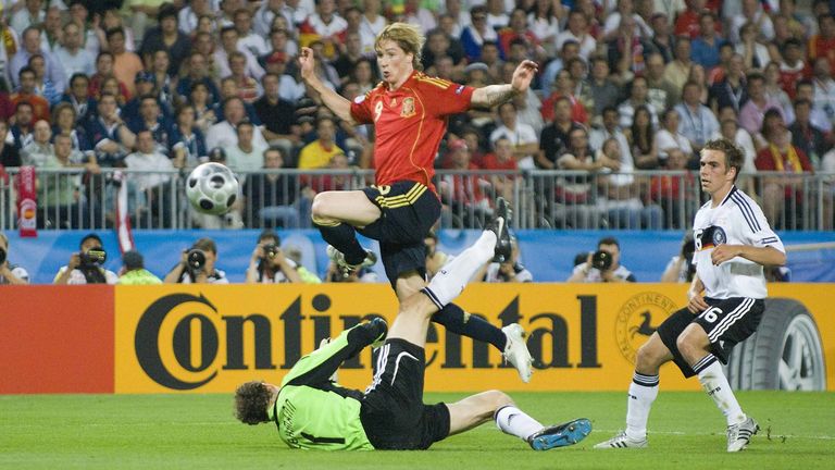 Im Endspiel gegen Spanien gelang einzig Fernando Torres ein Tor. Spanien holte den Titel, Löw ging in seinem ersten Turnier als Cheftrainer leer aus.