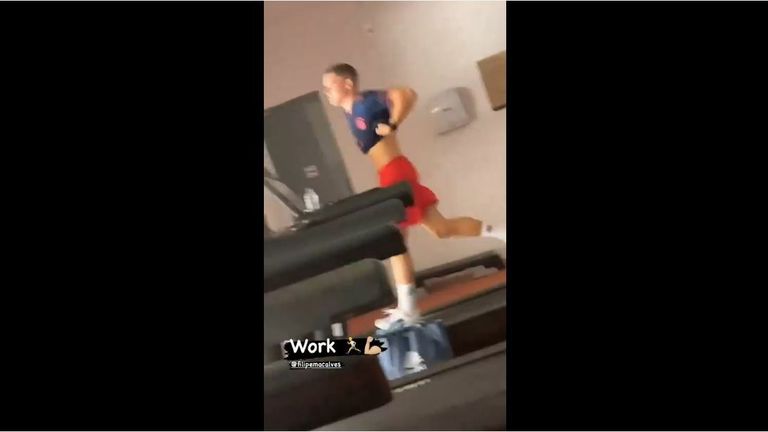 Florian Wirtz trainiert im Bayern-Trikot.