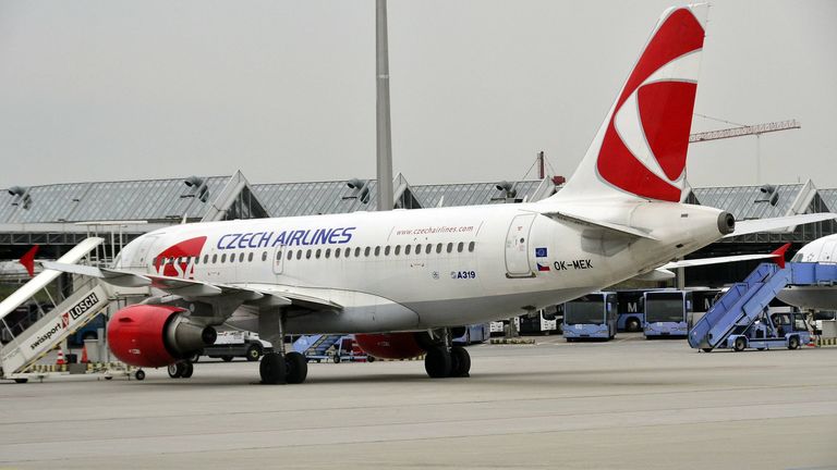 Eine defekte Rettungsrutsche verursacht einen verspäteten Abflug der tschechischen Nationalmannschaft.